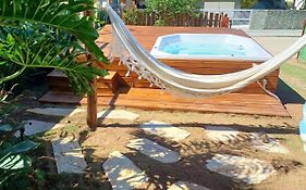 Casa brasileira frente mar conforto e exclusividade com estacionamento